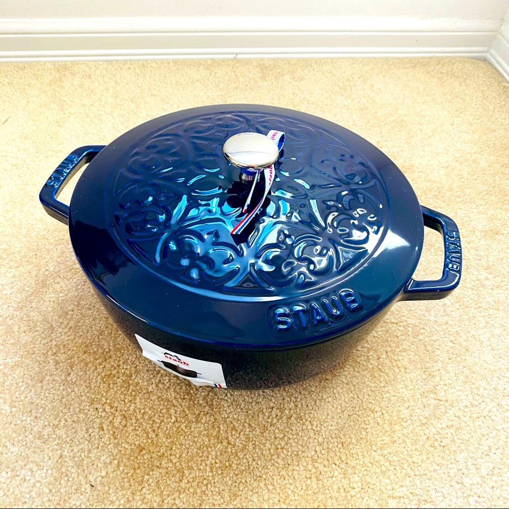Staub new #24 3.75-Qt Lily Lid Dark Blue